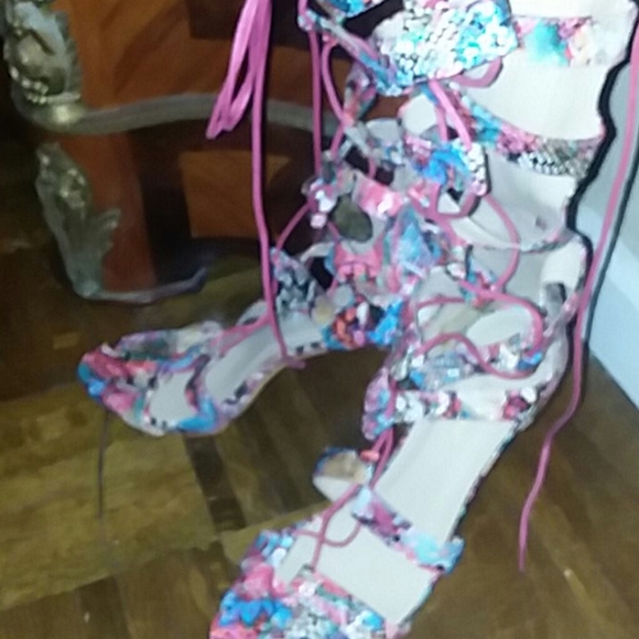 NIB! Below the Knee 5.2 inch gladiator snake print heel multi red - Picture 1 of 4